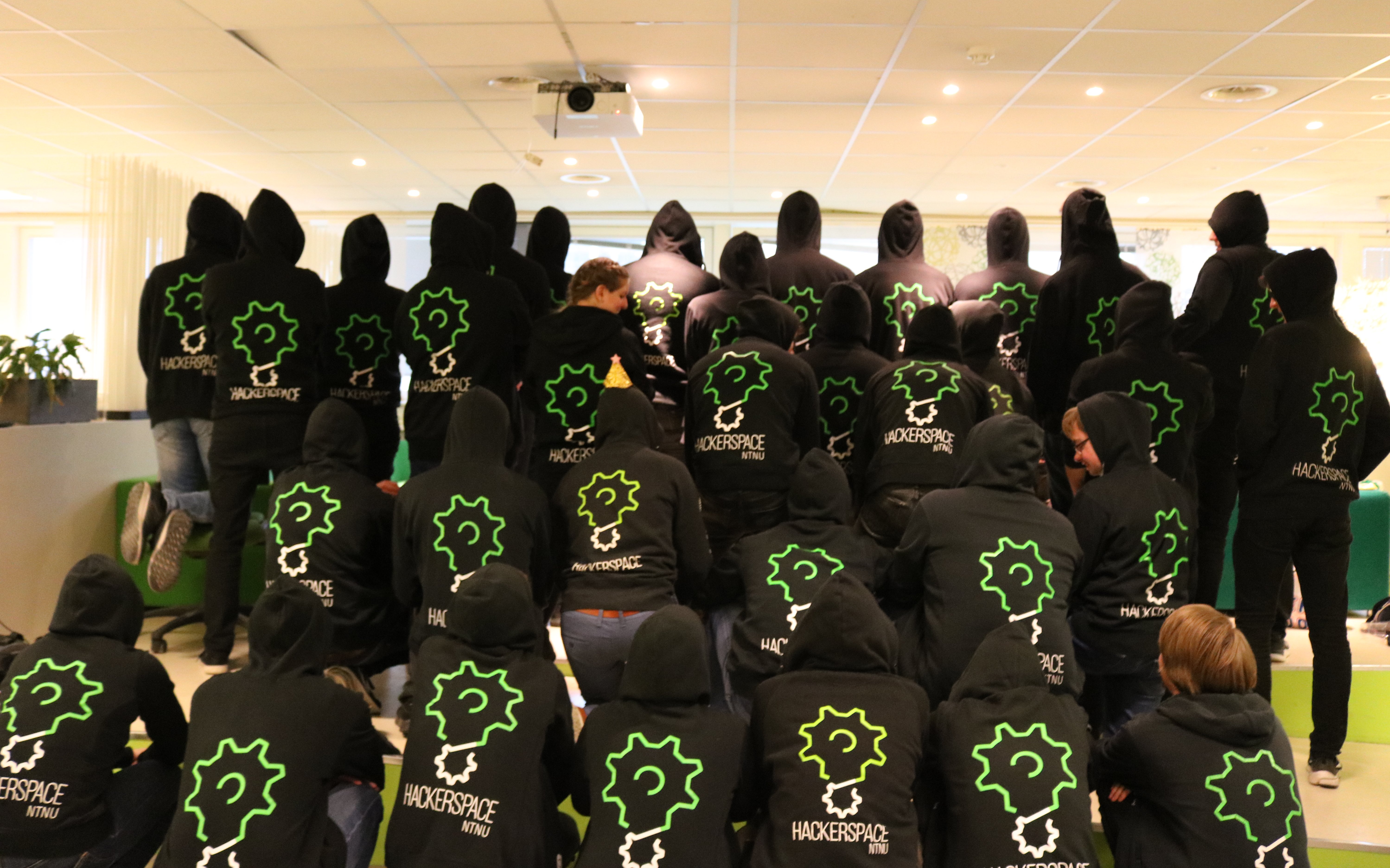 Bilde av medlemmene våre som går med Hackerspace-hettegensere